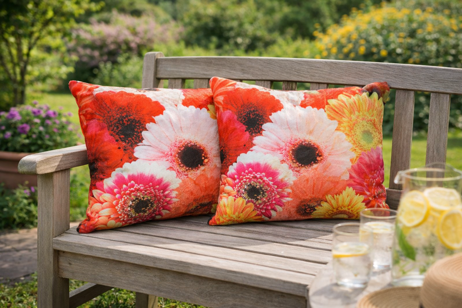 Twee Zomerse Tuinkussens met Bloemenprint